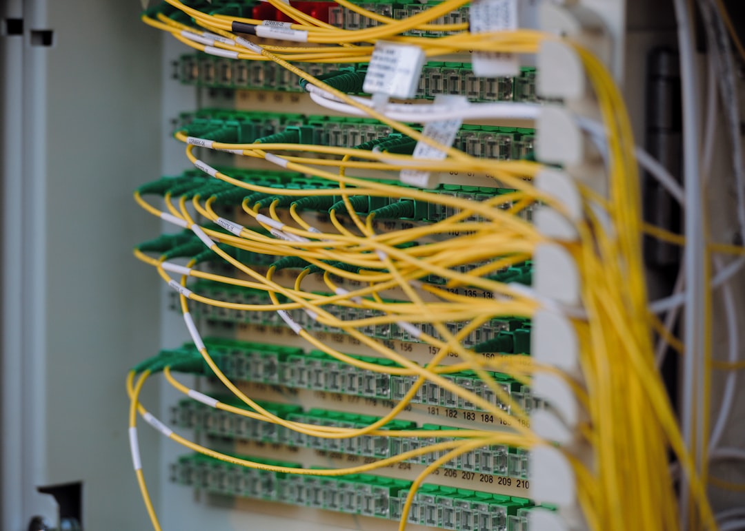 Câbles fibre optique dans un rack réseau